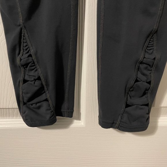 Women's Athleta Power X's and O's Black Capri Pants - size XS - Picture 9 of 12